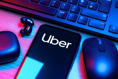 Prag, Çek Cumhuriyeti - 10 21 2024: Uber logosunu gösteren akıllı telefon.
