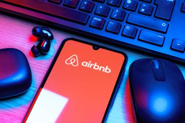 Prag, Çek Cumhuriyeti - 10 21 2024: Airbnb logosunu gösteren akıllı telefon.