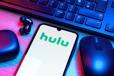 Prag, Çek Cumhuriyeti - 10 21 2024: Yüzeyde Hulu logosunu gösteren akıllı telefon.