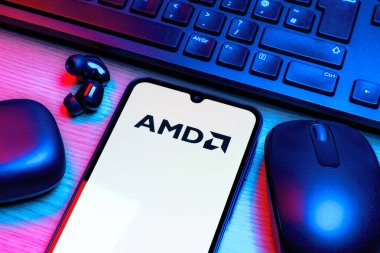 Prag, Çek Cumhuriyeti - 10 21 2024: Yüzeyde AMD logosu gösteren akıllı telefon.