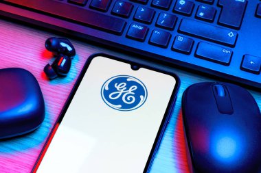 Prag, Çek Cumhuriyeti - 10 21 2024: Yüzeyde Genel Elektrik logosunu gösteren akıllı telefon.