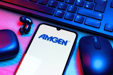 Prag, Çek Cumhuriyeti - 10 21 2024: Amgen logosunu gösteren akıllı telefon.