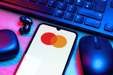 Prag, Çek Cumhuriyeti - 10 21 2024: Mastercard logosunu gösteren akıllı telefon.