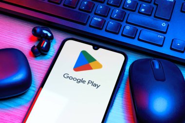 Prag, Çek Cumhuriyeti - 10 21 2024: Google Play logosunu gösteren akıllı telefon.