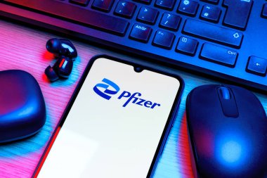 Prag, Çek Cumhuriyeti - 10 21 2024: Yüzeyde Pfizer logosu gösteren akıllı telefon.