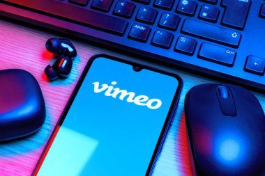 Prag, Çek Cumhuriyeti - 10 21 2024: Vimeo logosunu gösteren akıllı telefon.