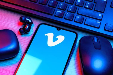 Prag, Çek Cumhuriyeti - 10 21 2024: Vimeo logosunu gösteren akıllı telefon.