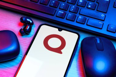 Prag, Çek Cumhuriyeti - 10 21 2024: Quora logosunu gösteren akıllı telefon.