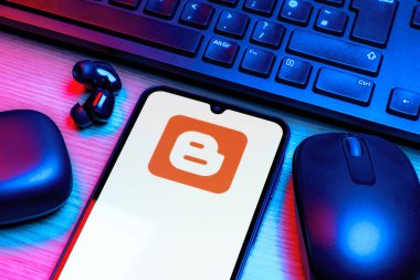 Prag, Çek Cumhuriyeti - 10 21 2024: Blogger logosunu gösteren akıllı telefon.