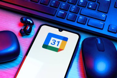 Prag, Çek Cumhuriyeti - 10 21 2024: Google Takvim logosunu gösteren akıllı telefon.