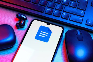 Prag, Çek Cumhuriyeti - 10 21 2024: Google Doku logosunu gösteren akıllı telefon.