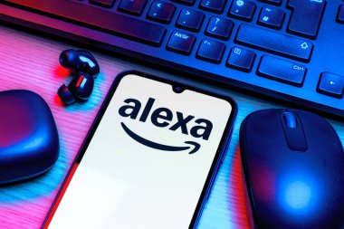 Prag, Çek Cumhuriyeti - 10 21 2024: Alexa logosunu gösteren akıllı telefon.