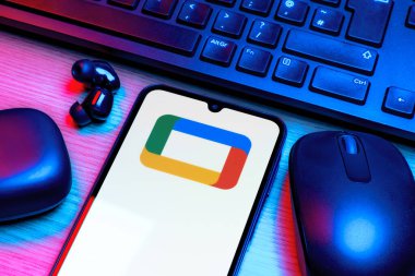 Prag, Çek Cumhuriyeti - 10 21 2024: Google TV logosunu gösteren akıllı telefon.