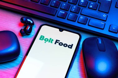 Prag, Çek Cumhuriyeti - 10 21 2024: Bolt Gıda logosunu gösteren akıllı telefon.