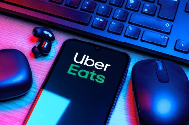 Prag, Çek Cumhuriyeti - 10 21 2024: Uber Eats logosunu gösteren akıllı telefon.