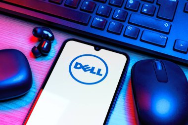 Prag, Çek Cumhuriyeti - 10 21 2024: Dell logosunu gösteren akıllı telefon.