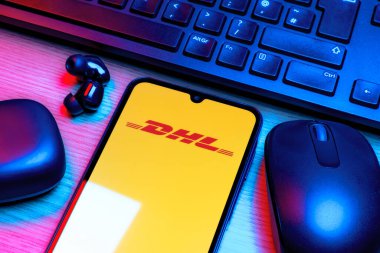 Prag, Çek Cumhuriyeti - 10 21 2024: DHL logosunu gösteren akıllı telefon.