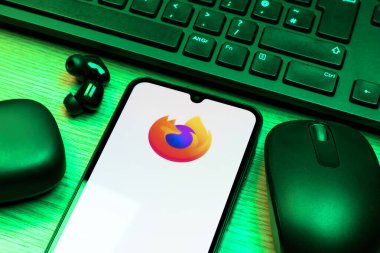 Prag, Çek Cumhuriyeti - 10 21 2024: Firefox logosunu gösteren akıllı telefon.