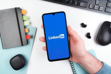 Prag, Çek Cumhuriyeti - 10 21 2024: Yüzeyde LinkedIn logosunu gösteren akıllı telefon.