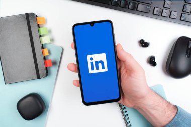 Prag, Çek Cumhuriyeti - 10 21 2024: Yüzeyde LinkedIn logosunu gösteren akıllı telefon.
