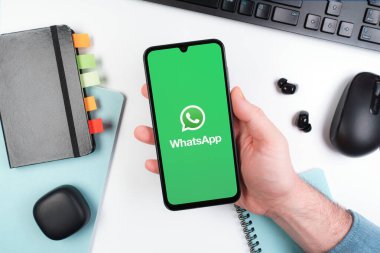 Prag, Çek Cumhuriyeti - 10 21 2024: Yüzeyde WhatsApp logosunu gösteren akıllı telefon.