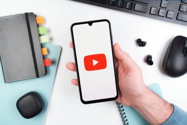 Prag, Çek Cumhuriyeti - 10 21 2024: Youtube logosunu gösteren akıllı telefon.
