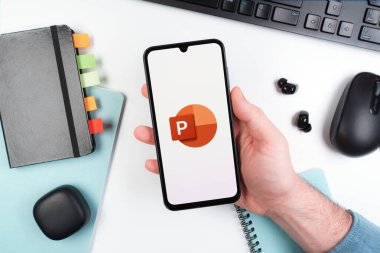 Prag, Çek Cumhuriyeti - 10 21 2024: Powerpoint logosunu gösteren akıllı telefon.