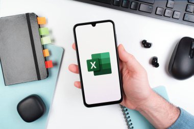 Prag, Çek Cumhuriyeti - 10 21 2024: Excel logosunu gösteren akıllı telefon.