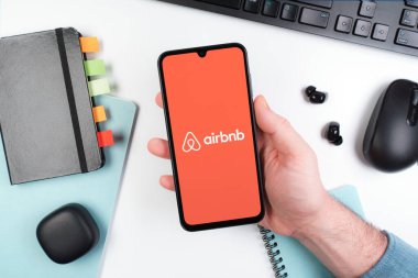 Prag, Çek Cumhuriyeti - 10 21 2024: Airbnb logosunu gösteren akıllı telefon.