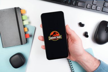 Prag, Çek Cumhuriyeti - 10 21 2024: Jurassic Park logosunu gösteren akıllı telefon.