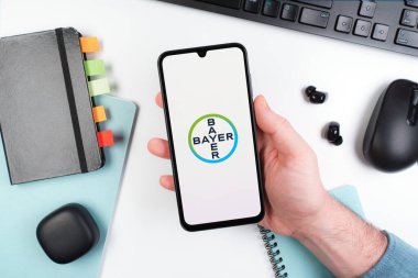 Prag, Çek Cumhuriyeti - 10 21 2024: Bayer logosunu gösteren akıllı telefon.