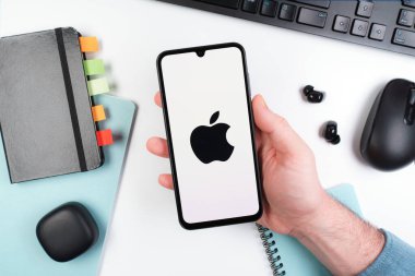Prag, Çek Cumhuriyeti - 10 21 2024: Apple logosunu gösteren akıllı telefon.