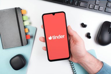 Prag, Çek Cumhuriyeti - 10 21 2024: Tinder logosunu gösteren akıllı telefon.