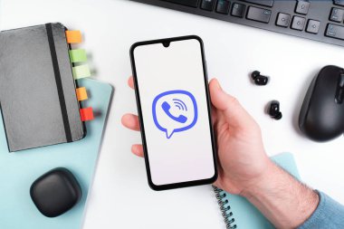 Prag, Çek Cumhuriyeti - 10 21 2024: Viber logosunu gösteren akıllı telefon.