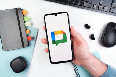 Prag, Çek Cumhuriyeti - 10 21 2024: Google Chat logosunu gösteren akıllı telefon.