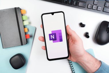 Prag, Çek Cumhuriyeti - 10 21 2024: Microsoft OneNote logosunu gösteren akıllı telefon.