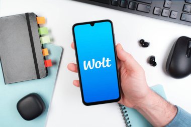 Prag, Çek Cumhuriyeti - 10 21 2024: Wolt logosunu gösteren akıllı telefon.