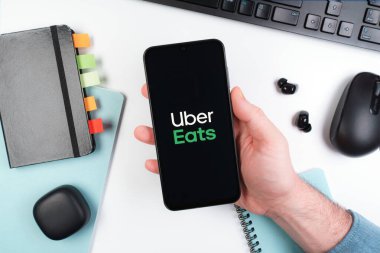 Prag, Çek Cumhuriyeti - 10 21 2024: Uber Eats logosunu gösteren akıllı telefon.