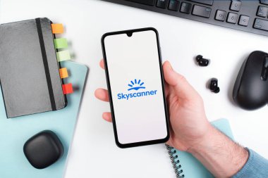 Prag, Çek Cumhuriyeti - 10 21 2024: Skyscanner logosunu gösteren akıllı telefon.