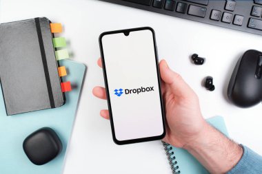 Prag, Çek Cumhuriyeti - 10 21 2024: Dropbox logosunu gösteren akıllı telefon.