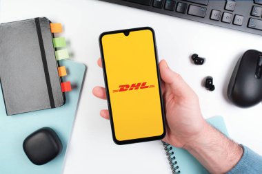 Prag, Çek Cumhuriyeti - 10 21 2024: DHL logosunu gösteren akıllı telefon.