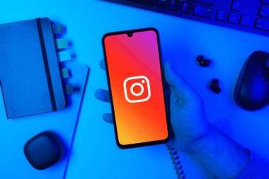 Prag, Çek Cumhuriyeti - 10 21 2024: Instagram logosu gösteren akıllı telefon.