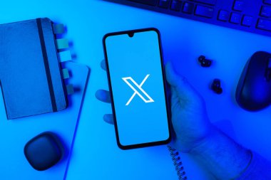 Prag, Çek Cumhuriyeti - 10 21 2024: X logosu gösteren akıllı telefon.