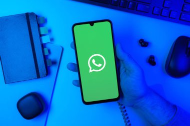 Prag, Çek Cumhuriyeti - 10 21 2024: Yüzeyde WhatsApp logosunu gösteren akıllı telefon.