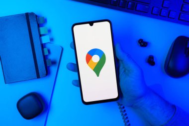 Prag, Çek Cumhuriyeti - 10 21 2024: Google Maps logosunu gösteren akıllı telefon.