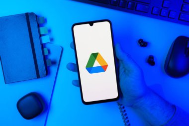 Prag, Çek Cumhuriyeti - 10 21 2024: Google Drive logosunu gösteren akıllı telefon.