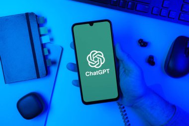 Prag, Çek Cumhuriyeti - 10 21 2024: ChatGPT logosunu gösteren akıllı telefon.