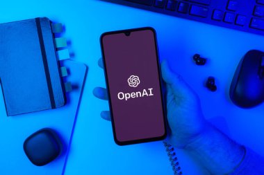Prag, Çek Cumhuriyeti - 10 21 2024: OpenAI logosunu gösteren akıllı telefon.