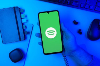 Prag, Çek Cumhuriyeti - 10 21 2024: Spotify logosunu gösteren akıllı telefon.