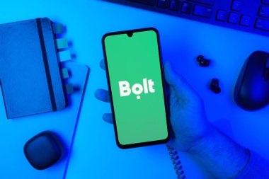 Prag, Çek Cumhuriyeti - 10 21 2024: Bolt logosunu gösteren akıllı telefon.